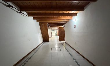 VENTA CASA 4 AMB. C/ GARAJE, QUINCHO, PARRILLA Y JARDÍN BARRIO BOSQUE ALEGRE