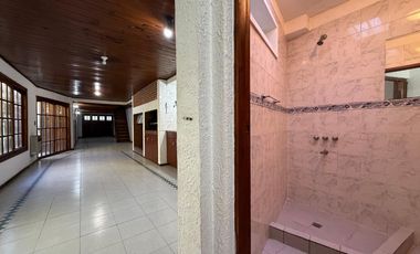 VENTA CASA 4 AMB. C/ GARAJE, QUINCHO, PARRILLA Y JARDÍN BARRIO BOSQUE ALEGRE