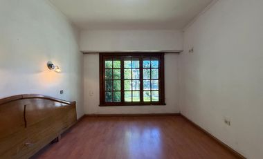 VENTA CASA 4 AMB. C/ GARAJE, QUINCHO, PARRILLA Y JARDÍN BARRIO BOSQUE ALEGRE