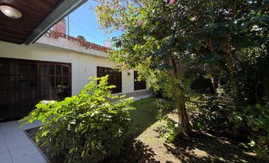 VENTA CASA 4 AMB. C/ GARAJE, QUINCHO, PARRILLA Y JARDÍN BARRIO BOSQUE ALEGRE