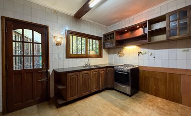 VENTA CASA 4 AMB. C/ GARAJE, QUINCHO, PARRILLA Y JARDÍN BARRIO BOSQUE ALEGRE