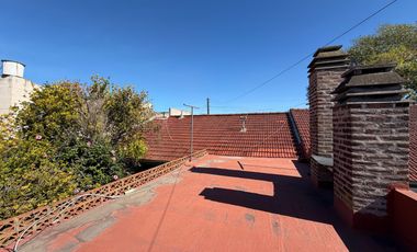 VENTA CASA 4 AMB. C/ GARAJE, QUINCHO, PARRILLA Y JARDÍN BARRIO BOSQUE ALEGRE