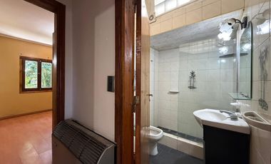 VENTA CASA 4 AMB. C/ GARAJE, QUINCHO, PARRILLA Y JARDÍN BARRIO BOSQUE ALEGRE