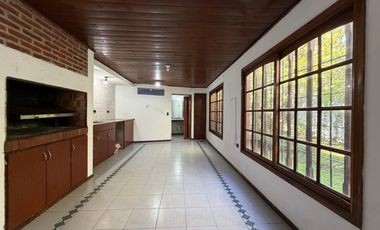 VENTA CASA 4 AMB. C/ GARAJE, QUINCHO, PARRILLA Y JARDÍN BARRIO BOSQUE ALEGRE