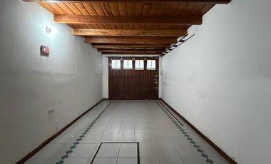 VENTA CASA 4 AMB. C/ GARAJE, QUINCHO, PARRILLA Y JARDÍN BARRIO BOSQUE ALEGRE