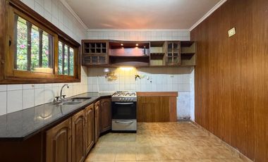 VENTA CASA 4 AMB. C/ GARAJE, QUINCHO, PARRILLA Y JARDÍN BARRIO BOSQUE ALEGRE
