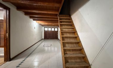 VENTA CASA 4 AMB. C/ GARAJE, QUINCHO, PARRILLA Y JARDÍN BARRIO BOSQUE ALEGRE
