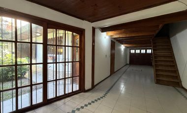 VENTA CASA 4 AMB. C/ GARAJE, QUINCHO, PARRILLA Y JARDÍN BARRIO BOSQUE ALEGRE