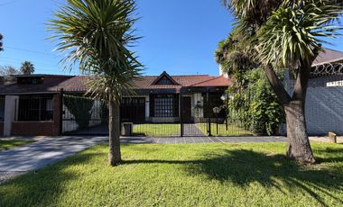 VENTA CASA 4 AMB. C/ GARAJE, QUINCHO, PARRILLA Y JARDÍN BARRIO BOSQUE ALEGRE