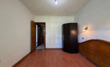 VENTA CASA 4 AMB. C/ GARAJE, QUINCHO, PARRILLA Y JARDÍN BARRIO BOSQUE ALEGRE