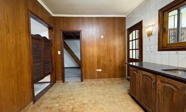VENTA CASA 4 AMB. C/ GARAJE, QUINCHO, PARRILLA Y JARDÍN BARRIO BOSQUE ALEGRE