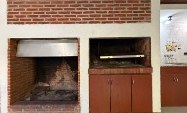 VENTA CASA 4 AMB. C/ GARAJE, QUINCHO, PARRILLA Y JARDÍN BARRIO BOSQUE ALEGRE