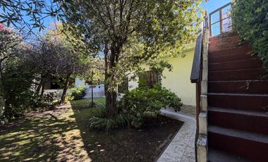 VENTA CASA 4 AMB. C/ GARAJE, QUINCHO, PARRILLA Y JARDÍN BARRIO BOSQUE ALEGRE