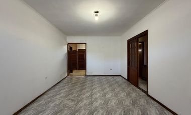 VENTA CASA 4 AMB. C/ GARAJE, QUINCHO, PARRILLA Y JARDÍN BARRIO BOSQUE ALEGRE