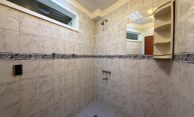 VENTA CASA 4 AMB. C/ GARAJE, QUINCHO, PARRILLA Y JARDÍN BARRIO BOSQUE ALEGRE
