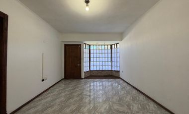 VENTA CASA 4 AMB. C/ GARAJE, QUINCHO, PARRILLA Y JARDÍN BARRIO BOSQUE ALEGRE