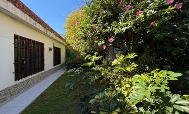 VENTA CASA 4 AMB. C/ GARAJE, QUINCHO, PARRILLA Y JARDÍN BARRIO BOSQUE ALEGRE