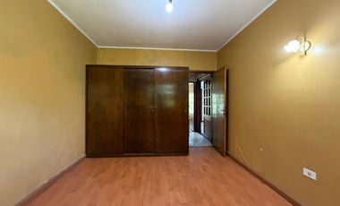 VENTA CASA 4 AMB. C/ GARAJE, QUINCHO, PARRILLA Y JARDÍN BARRIO BOSQUE ALEGRE