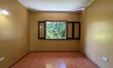 VENTA CASA 4 AMB. C/ GARAJE, QUINCHO, PARRILLA Y JARDÍN BARRIO BOSQUE ALEGRE