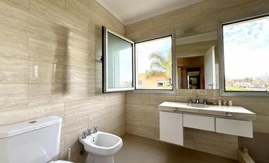 Casa en Venta – Adrogué Chico | 5 Ambientes con Piscina