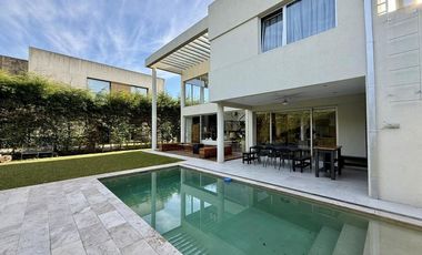 Casa en Venta – Adrogué Chico | 5 Ambientes con Piscina