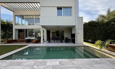 Casa en Venta – Adrogué Chico | 5 Ambientes con Piscina