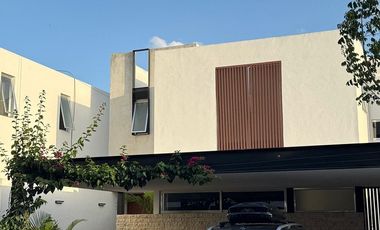 Renta casa amuebla, Privada El Origen, paneles solares. Carr Merida Progreso