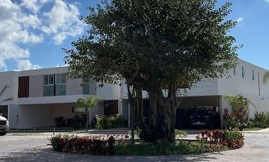Renta casa amuebla, Privada El Origen, paneles solares. Carr Merida Progreso