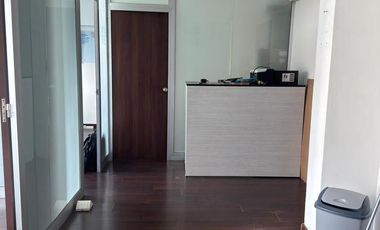 Excelente oficina con vista sobre la Av. Corrientes al 3100