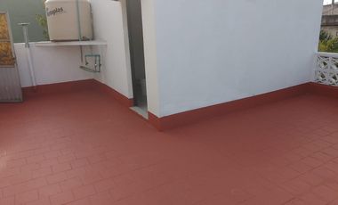 Casa en  Ramos Mejia! 3 ambientes con cochera y terraza propia!!!!
