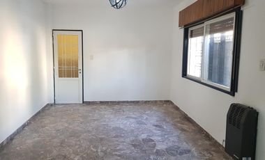 Casa en  Ramos Mejia! 3 ambientes con cochera y terraza propia!!!!