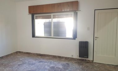 Casa en  Ramos Mejia! 3 ambientes con cochera y terraza propia!!!!