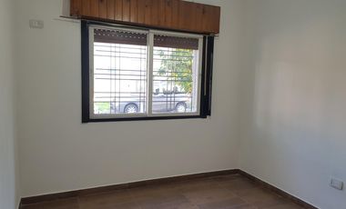 Casa en  Ramos Mejia! 3 ambientes con cochera y terraza propia!!!!