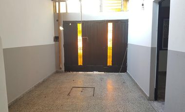 Casa en  Ramos Mejia! 3 ambientes con cochera y terraza propia!!!!