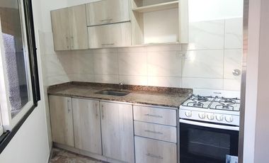 Casa en  Ramos Mejia! 3 ambientes con cochera y terraza propia!!!!