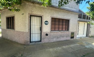 Casa en  Ramos Mejia! 3 ambientes con cochera y terraza propia!!!!