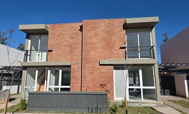 Venta Casa Duplex de 3 dormitorios en housing con amenities seguridad 24 hs