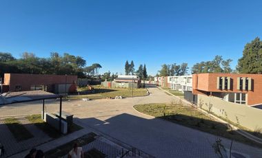 Venta Casa Duplex de 3 dormitorios en housing con amenities seguridad 24 hs