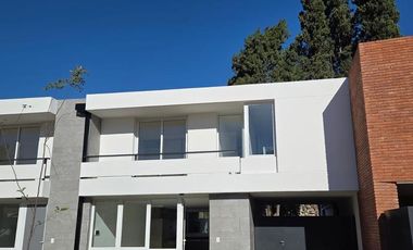 Venta Casa Duplex de 3 dormitorios en housing con amenities seguridad 24 hs