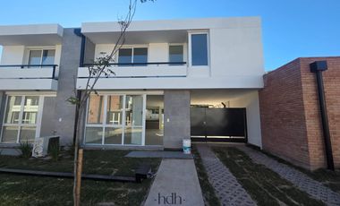 Venta Casa Duplex de 3 dormitorios en housing con amenities seguridad 24 hs