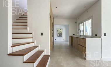 Casa en venta y alquiler al lago en Las Glorietas, Nordelta