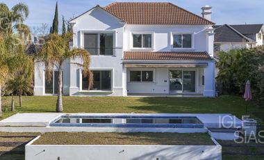 Casa en venta y alquiler al lago en Las Glorietas, Nordelta