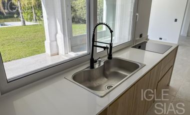 Casa en venta y alquiler al lago en Las Glorietas, Nordelta