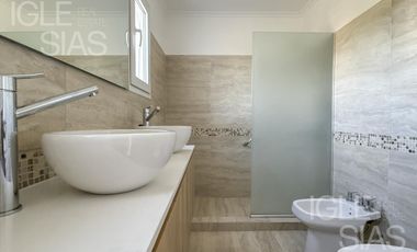 Casa en venta y alquiler al lago en Las Glorietas, Nordelta