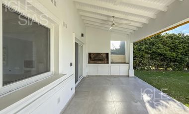 Casa en venta y alquiler al lago en Las Glorietas, Nordelta