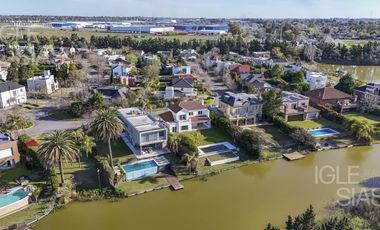 Casa en venta y alquiler al lago en Las Glorietas, Nordelta