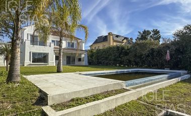 Casa en venta y alquiler al lago en Las Glorietas, Nordelta