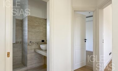 Casa en venta y alquiler al lago en Las Glorietas, Nordelta