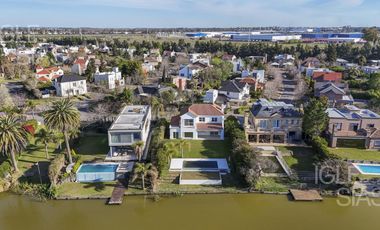Casa en venta y alquiler al lago en Las Glorietas, Nordelta
