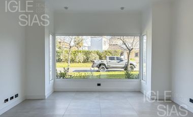 Casa en venta y alquiler al lago en Las Glorietas, Nordelta